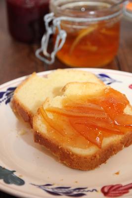 Brioche et confiture d'agrumes pour le petit-déjeuner de Noël