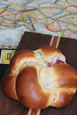 Challah garnie avec une compotée de mûres